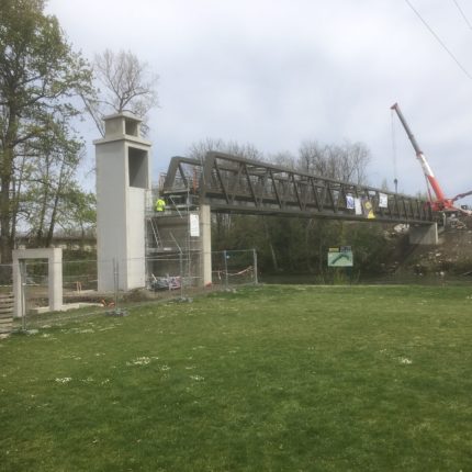 La mise en place de la passerelle